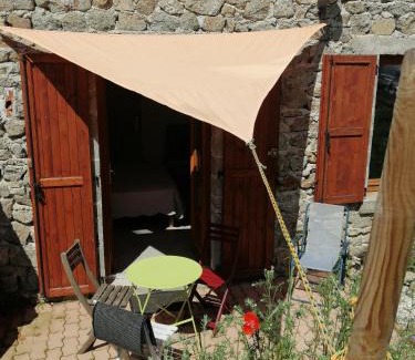 La Celle-sous-Gouzon Apartment | Etang et moulin