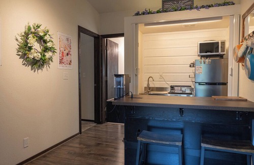 Western House | Eugene Getaway Cozy 2BR Suite Close to Autzen & Dining