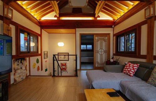 Jingwan-dong House | Eunpyeong Hanok Pyeonganchae
