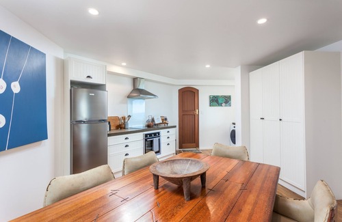 Bowentown Apartment | European escape, ocean views and terrace garden.