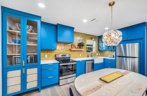 Austin Ave. Villa | **EV CHARGERS, Outdoor Projector, Swings, 2 Fire pits - Close to Downtown Waco