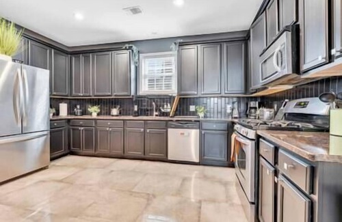 Peoplestown House | Eva’s Compound – Downtown ATL Oasis (18 Guests)