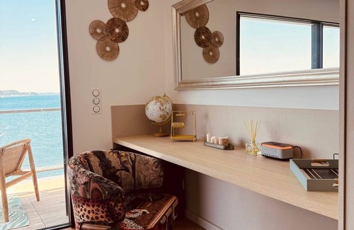 Saint-Mitre-les-Remparts Apartment | Evasion room - mia casa