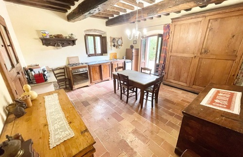 San Brizio Apartment | EVE HOUSE - exclusive grounds, gardens, pool, pool house + wifi. Sleeps 4.