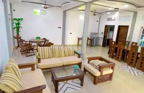 Hulhudhoo House | Everest Lodge
