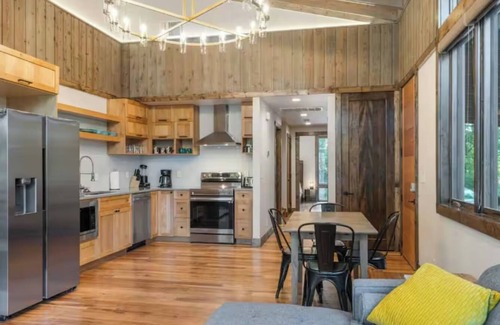 Afton Cabin | Evergreen Cove Cabin - 3 bedroom, hot tub, Mnky Islnd, golf shangri-La