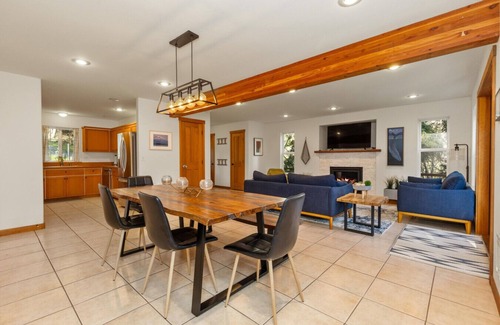 Clinton House | Evergreen Escape I Whidbey Island I One 1 full acre of land