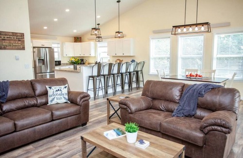 Livingston House | Evergreen Lane Getaway · River Views and Front Porch Sitting in Paradise