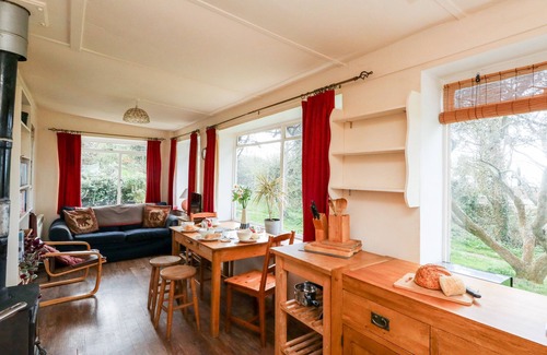 West Bexington Cottage | EWELEAZE, pet friendly, country holiday cottage in West Bexington