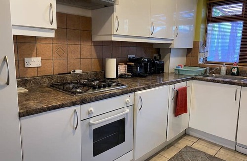 Custom House Apartment | EXCEL 5 min 3bdr House HOT TUB parking WIFI Kitchen O2