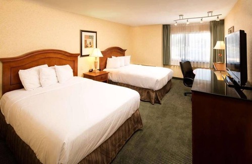 Wenatchee Hotel | Excellent Choice! Pet-friendly Unit, Free Parking, Enjoy in the Swimming Pool!