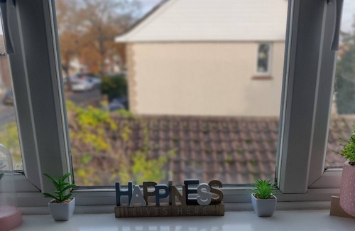 Ashford House | Excellent double bed room within easy reach of Heathrow Airport
