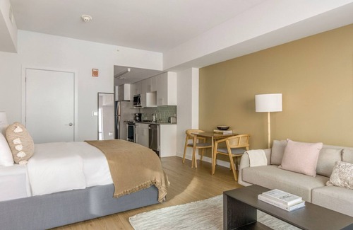 Mount Vernon Triangle Apartment | Excellent Mount Vernon Studio w/Roof Pool, nr Nightlife, by Blueground