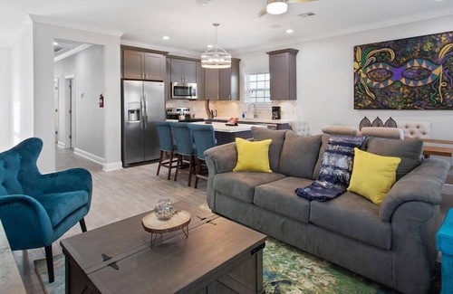 Mid-City House | Exception Up-class Living! Book Today!