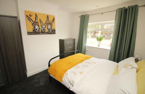 Scunthorpe House | Exceptional 3 Bed, Great Location in Ashby Ideal for Travellers, Short Holiday Stays And Contractors