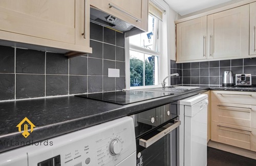 Grove Apartment | Exclusive 3 Bedroom Flat in Kingston Town!