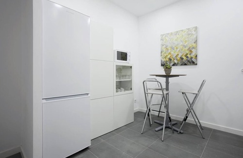 Palos de la Frontera Apartment | Exclusive 3BR Apartment Near Retiro Park. Reina Sofia II