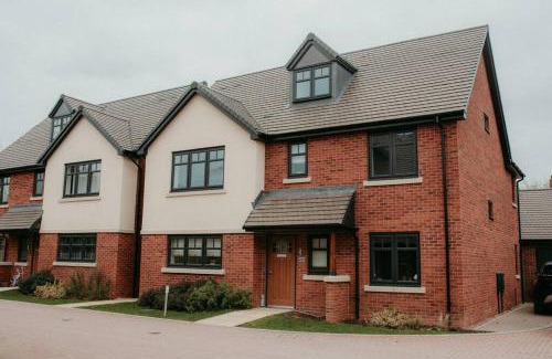 Atherstone House | Exclusive 5 Bed Family House in Village Location