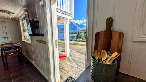 Sortland Apartment | Exclusive and Cosy! Sea and Mountian View - Superfast Wifi, Washer and more included
