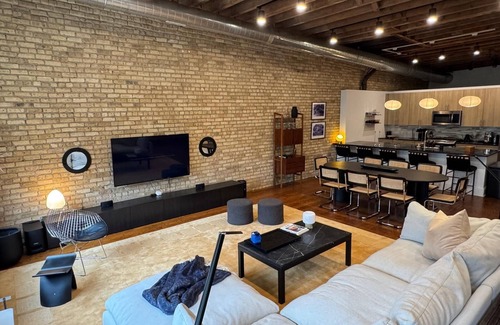 West Loop Apartment | Exclusive Fulton Market Retreat: 3BR Loft + Private Rooftop Lounge