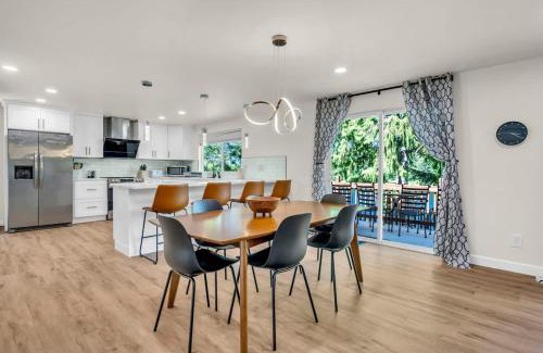 Three Lakes House | Exclusive Lakefront For 10 with Sauna Kayaks Peace