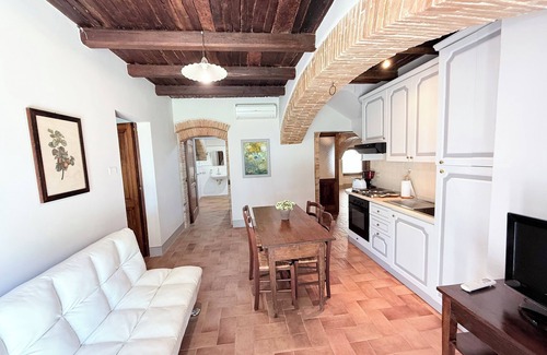 Poreta House | EXCLUSIVE POOL-OPEN ALL YEAR/SPOLETO BIOFARM-SLEEPS 8/WALK TO SHOPS, BAR ETC