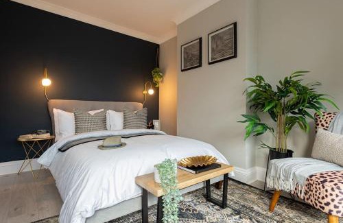 Olton House | Exclusive Premium Large Solihull House - The Chapters - NEC Sleeps 9
