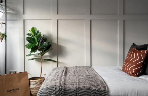 Olton House | Exclusive Premium Large Solihull House - The Chapters - NEC Sleeps 9