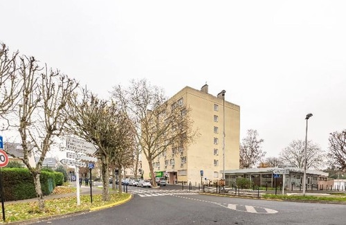 Seine-et-Marne Apartment | Exclusive studio with an office, balcony, Wi-Fi & free parking spot