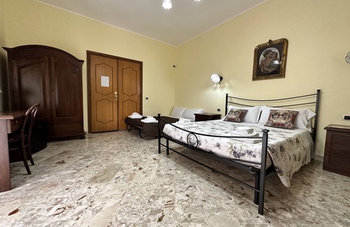 Gela Bed & Breakfast | Exclusive Suite: Square, Near Beach, WiFi, Air Conditioning, Private Bathroom