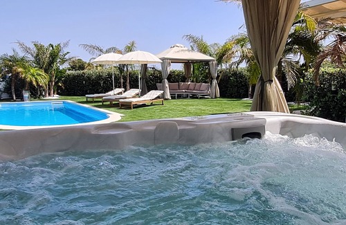 Brucoli Villa | Exclusive Villa with saltwater pool and Jacuzzi hot tub near the sea.