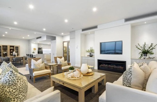 Auckland Central Business District Apartment | Exclusive Waterfront Penthouse