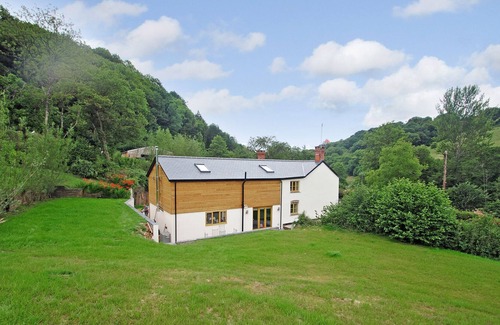 Bampton Cottage | EXE VALLEY FARMHOUSE, pet friendly, with hot tub in Bampton, Devon