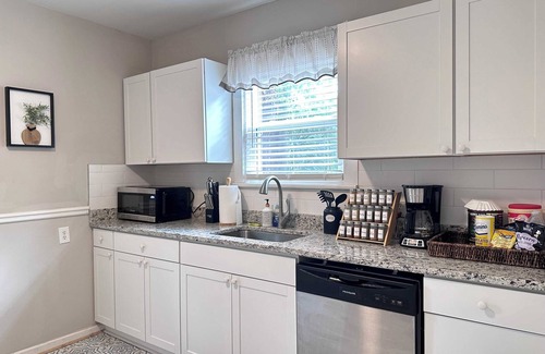 Richmond Condo | Executive 2BR condo: Free parking, fire pit, and patio.