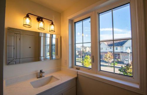 Stoney Creek Villa | Executive 3 Bedroom townhouse close to the Lake