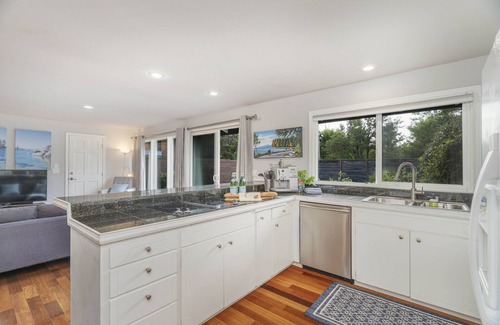 Clyde Hill House | Executive 4BR Home, Clyde Hill, Heated Pool, AC, Pet ok, Large Garden, Weekly %
