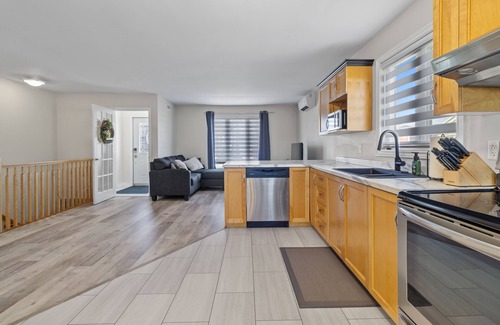 Terra Nova House | Executive cozy home with 3 beds, work station & gym