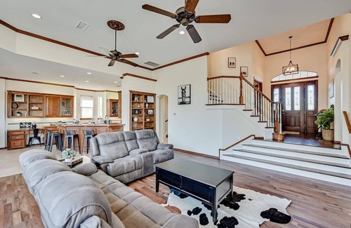Cedar Hill Villa | ★Executive Lakeside Estate★ Private Pool, Home+Apt