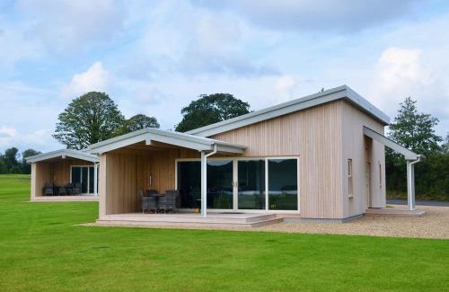 Enniskillen Ski Chalet | Executive Lakeside Lodge at Mullans Bay
