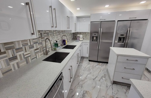 Mid Beach Apartment | Executive Large 5 Bedroom Bachelorette Dream Vacation - 807