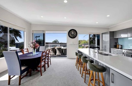 Bell Block House | Executive On Parkview - 3BR modern family home