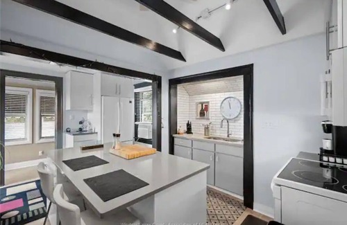 Tecumseh House | Executive One-Bedroom Upper Unit