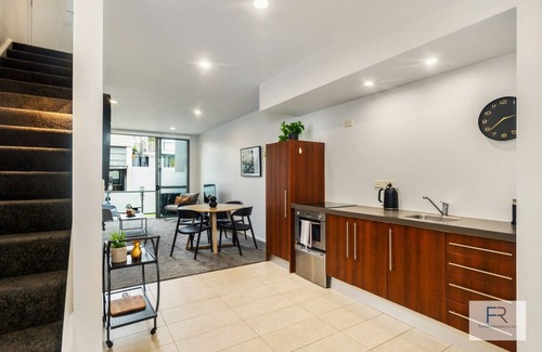 Freemans Bay Apartment | Executive Townhouse Auckland by Furnished Rentals