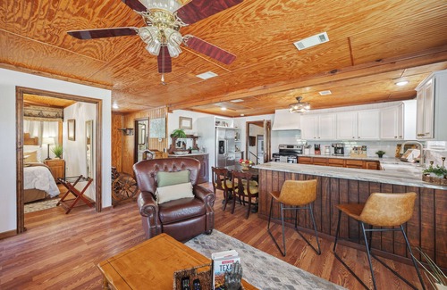 Weatherford Cottage | Executive Western Farm Cottage Retreat STARLINK WIFI Free Horse Trailer Parking