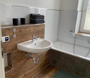 Finnentrop Apartment | Exklusives Work and Stay Apartment Nähe Olpe, Attendorn und Finnentrop 3 Schlafzimmer , Küche, Bad und Wohnzimmer