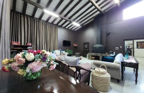 Schoemansville House | Expansive 5-bedroom house