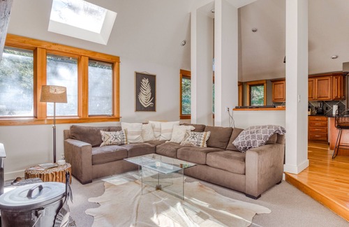 Welches House | Expansive golf-view getaway with private hot tub, pool, fast WiFi & game room