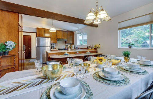 Lake Forest Park House | Expansive Lake Forest Park Home w/Private Deck!