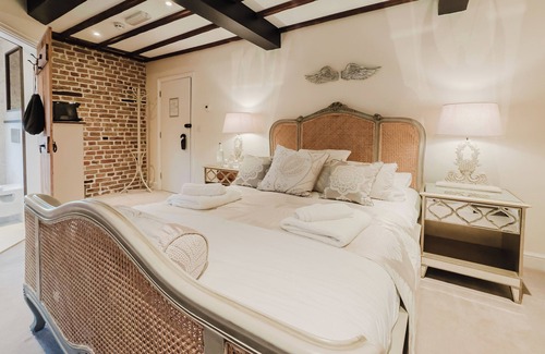 Birchington Hotel | Experience boutique comfort above The Powell pub in Birchington. Stylish en-suite rooms, luxury touches, and a vibrant pub below—perfect for business, couples, or families. Book your coastal escape today!