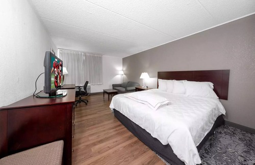 Carteret Hotel | Experience Carteret Like Never Before! Free Parking, Pets Allowed, Onsite Bar!